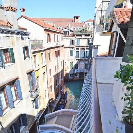 Ai Bareteri Luxury Canal View Venedig Exteriör bild