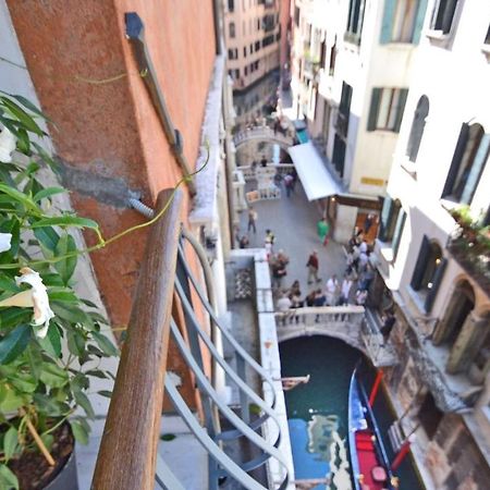 Ai Bareteri Luxury Canal View Venedig Exteriör bild