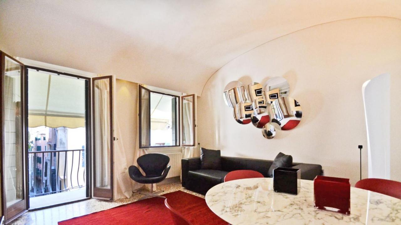 Ai Bareteri Luxury Canal View Venedig Exteriör bild