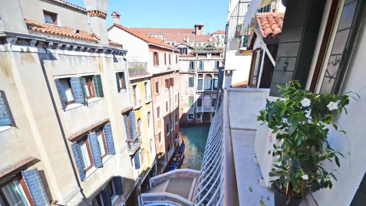 Ai Bareteri Luxury Canal View Venedig Exteriör bild