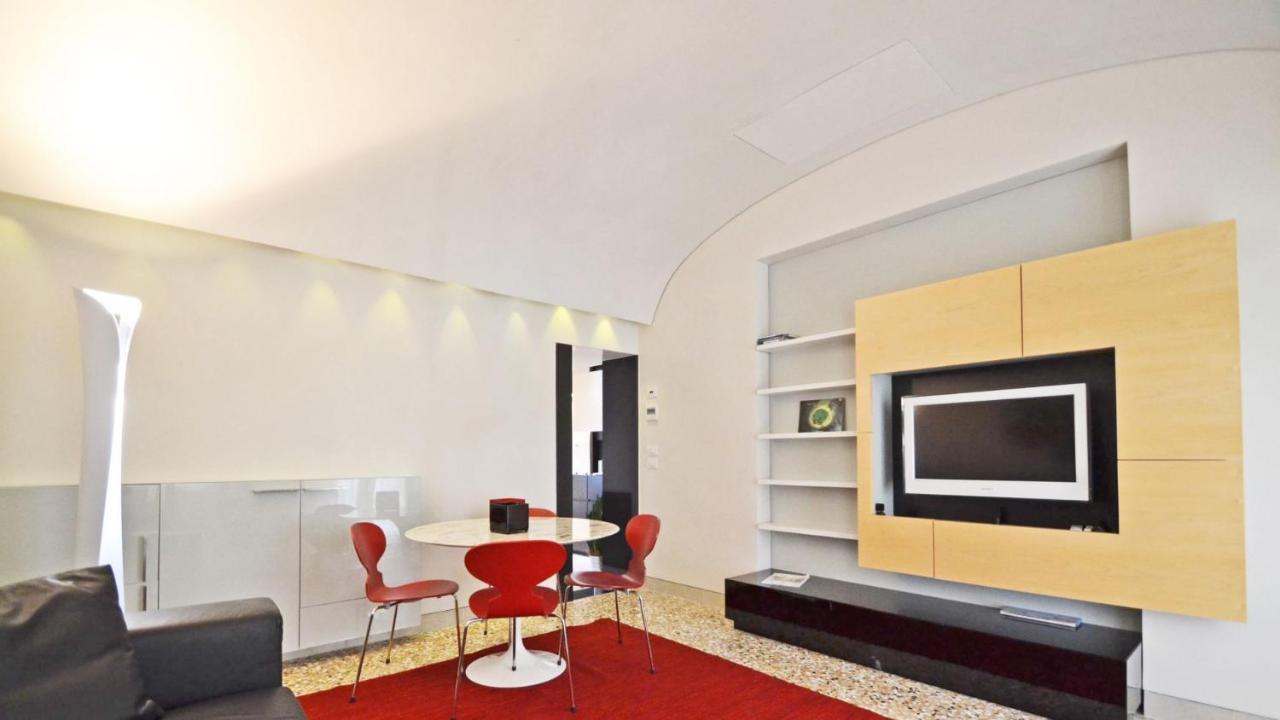Ai Bareteri Luxury Canal View Venedig Exteriör bild