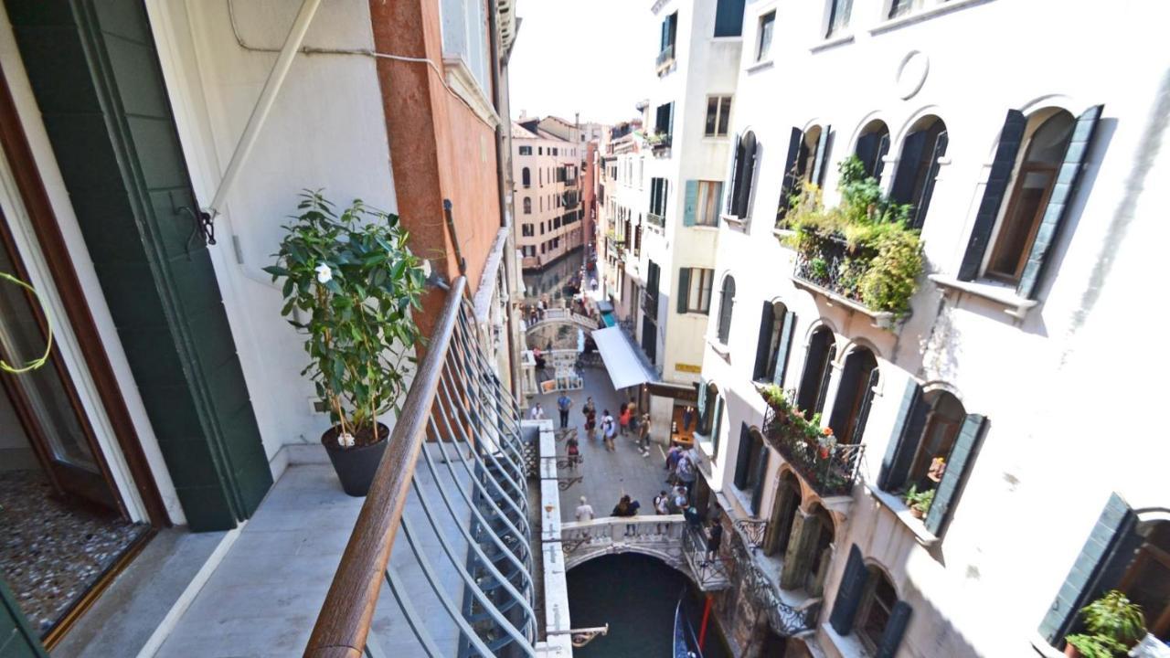 Ai Bareteri Luxury Canal View Venedig Exteriör bild