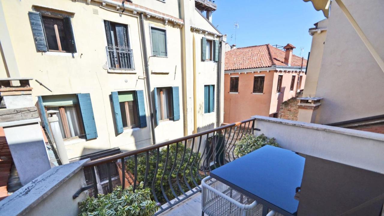 Ai Bareteri Luxury Canal View Venedig Exteriör bild