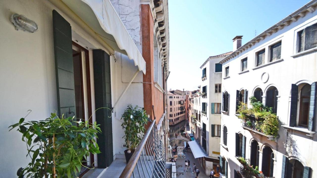 Ai Bareteri Luxury Canal View Venedig Exteriör bild