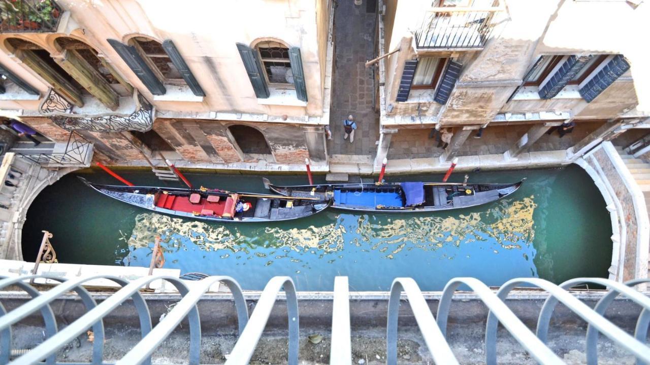 Ai Bareteri Luxury Canal View Venedig Exteriör bild