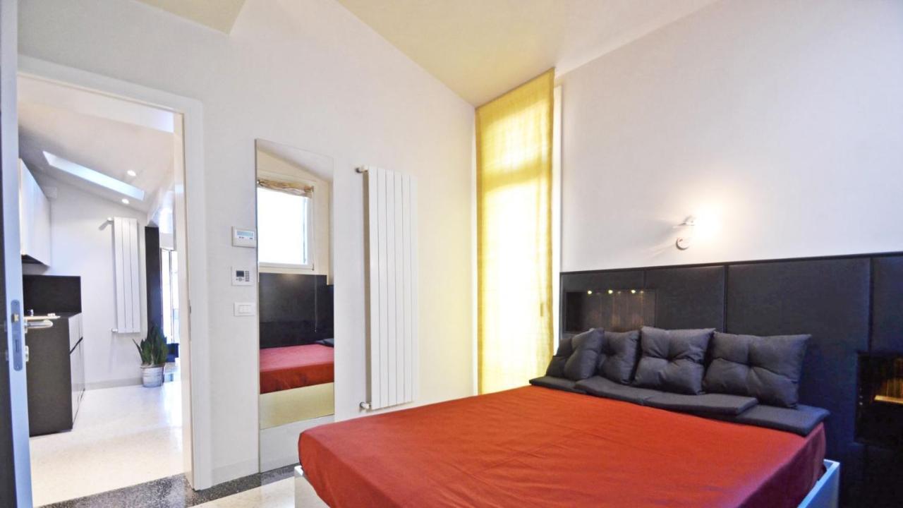 Ai Bareteri Luxury Canal View Venedig Exteriör bild