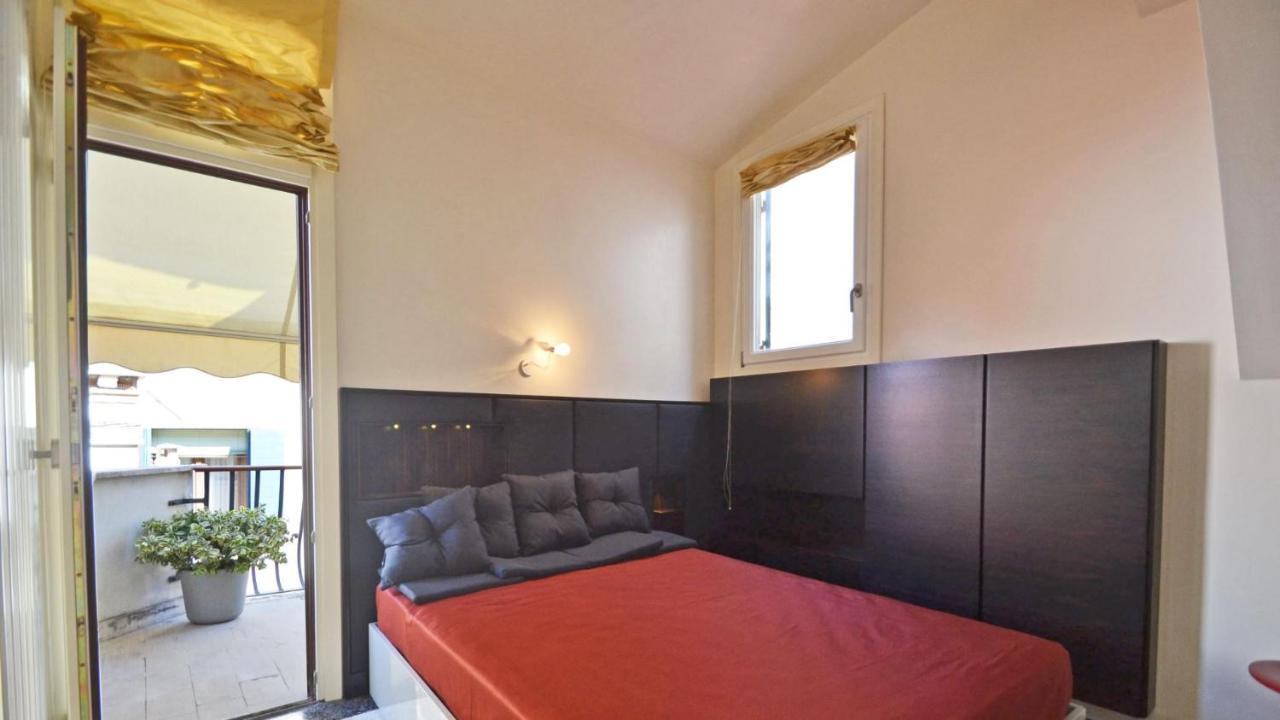 Ai Bareteri Luxury Canal View Venedig Exteriör bild