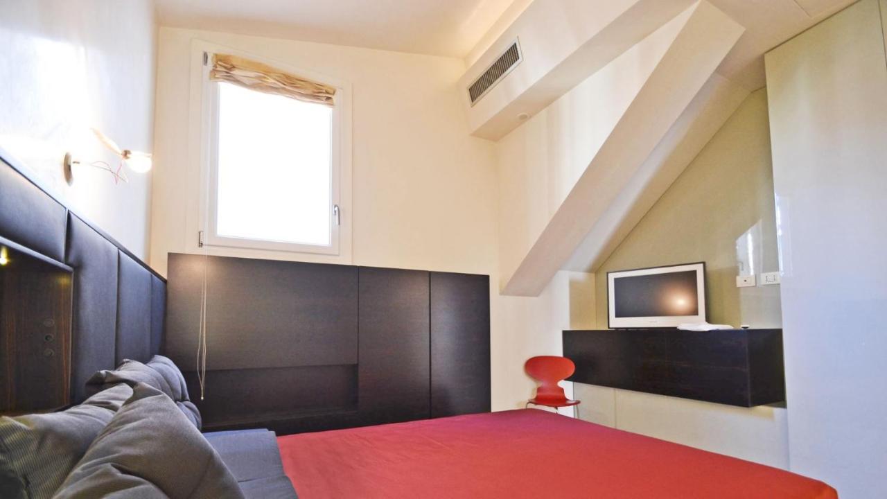 Ai Bareteri Luxury Canal View Venedig Exteriör bild