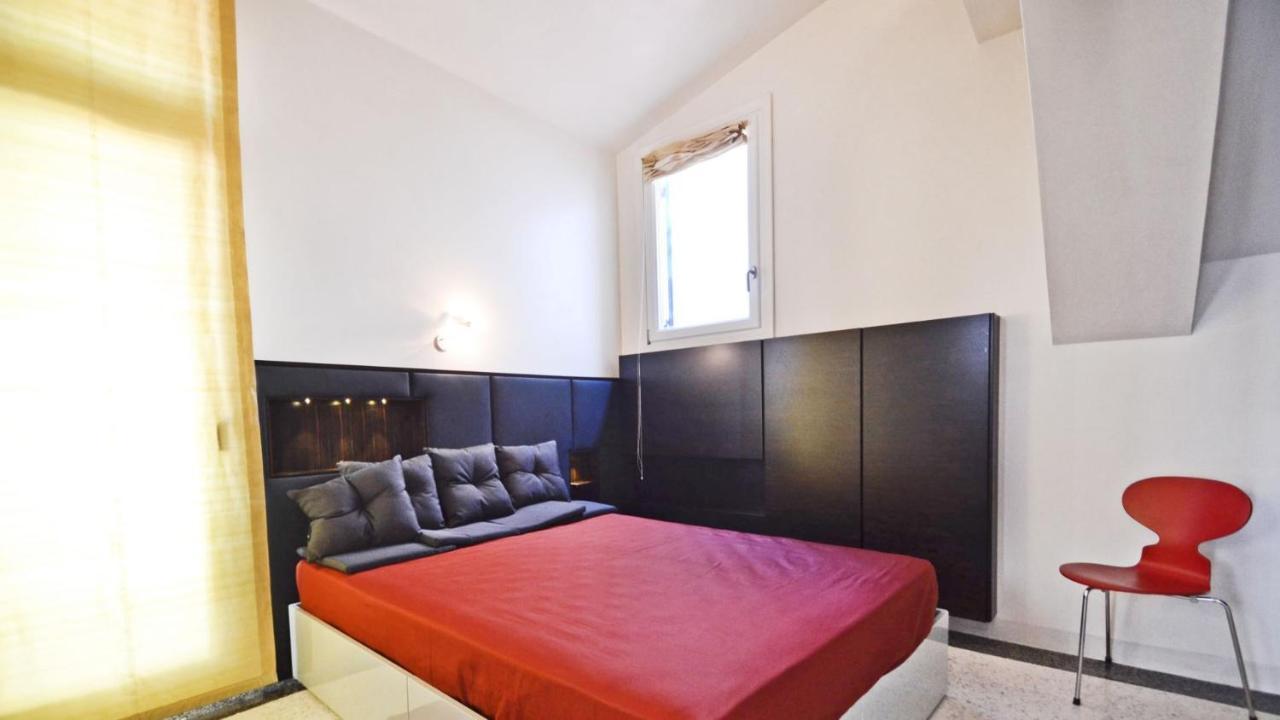 Ai Bareteri Luxury Canal View Venedig Exteriör bild